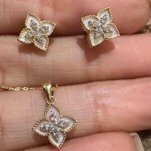 18K Solid Yellow Gold Floral Necklace & Stud Earrings Set 750 2.9g